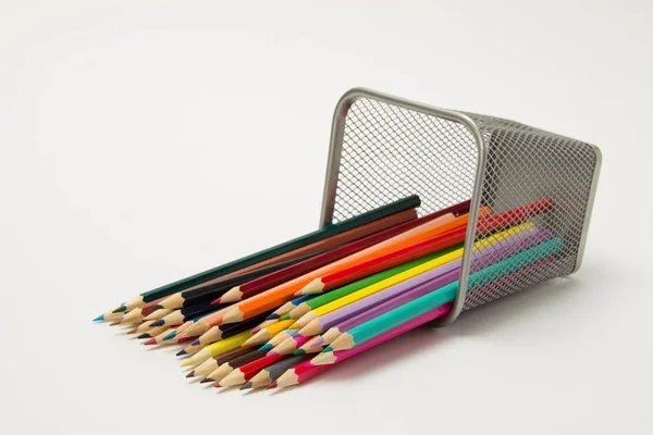 Группа цветных карандашей в стакане для письма на белом бэкгро — стоковое фото