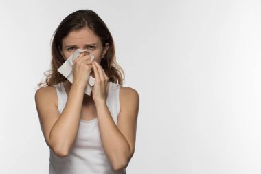 Güzel bir esmer kadın ile bir soğuk ve akıntısı No'ları hastalanır