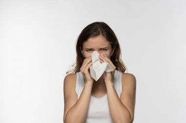 Güzel bir esmer kadın ile bir soğuk ve akıntısı No'ları hastalanır