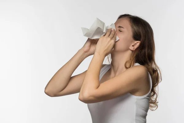 A beautiful brunette woman becomes ill with a cold and runny nos — Stock Photo, Image