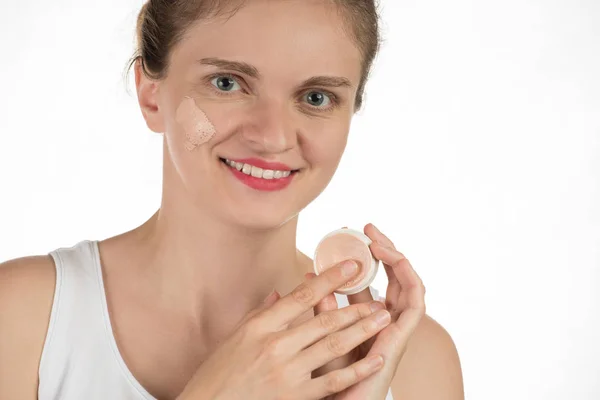 Genç esmer kadın deri Vakfı ve SMIL makyaj uygulamak — Stok fotoğraf