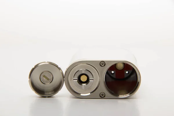 Демонтажные части электронной сигареты черный и стальной коль — стоковое фото