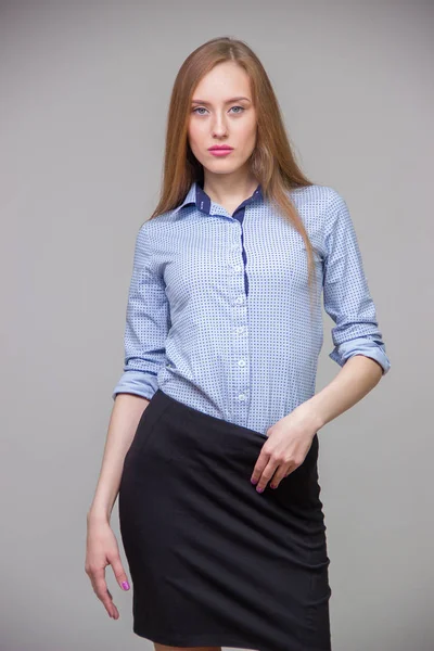 Junge schöne Geschäftsfrau im blauen Hemd steht neben ihr ein — Stockfoto