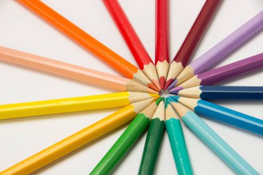 Bir grup gökkuşağı renkleri bir daire bir WHI üzerinde katlanmış kalemler