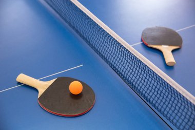 Portakal top Masa Tenisi ve kırmızı ve siyah co iki raketleri için