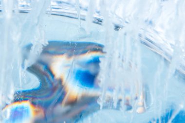 Güzel mavi doku gökkuşağı co ile şeffaf kış buz