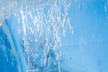 Güzel mavi doku gökkuşağı co ile şeffaf kış buz