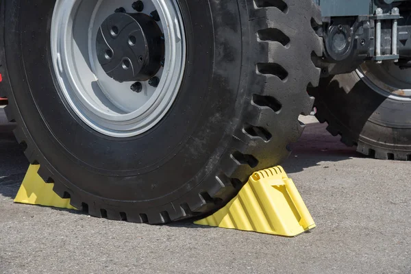 Gelbe Radkeile unter den großen LKW-Rädern — Stockfoto