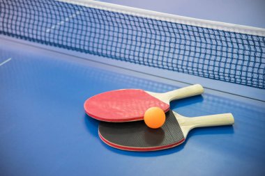 Portakal top Masa Tenisi ve kırmızı ve siyah co iki raketleri için