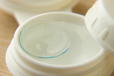 Kontakt lensler gözler ve bir çözümleri ile beyaz bir kapsayıcı için