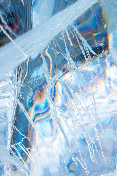 Pięknych tekstur niebieski przezroczysty zimy lód z rainbow co — Zdjęcie stockowe
