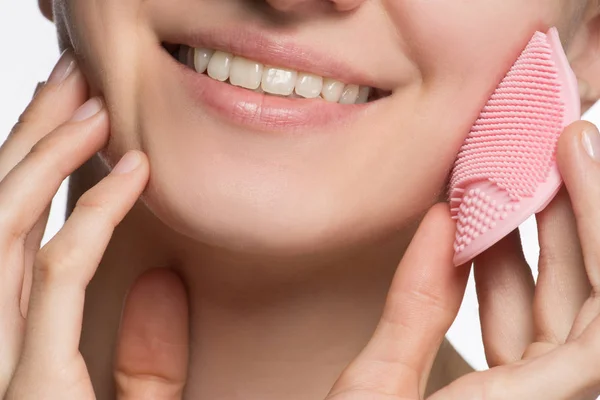 Güzel genç kadın modeli gülümseyen ve yüz ve burun w peeling