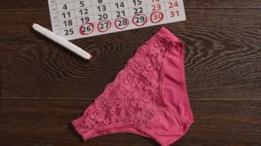 İç çamaşırı, menstruasyon tarihleri, hijyen ped ve contalar ile bir takvim