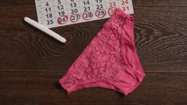 İç çamaşırı, menstruasyon tarihleri, hijyen ped ve contalar ile bir takvim
