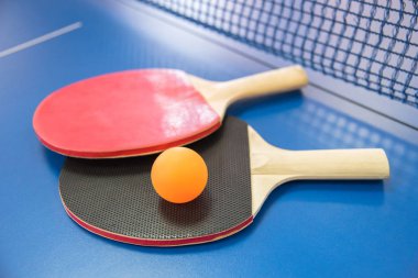 Portakal top Masa Tenisi ve kırmızı ve siyah co iki raketleri için