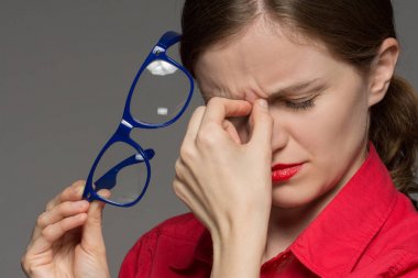 Cam boğaz gözleri güzel genç kız kırmızı gömlekli