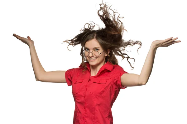 Mooie curly brunette meisje in een shirt en glazen lacht en — Stockfoto