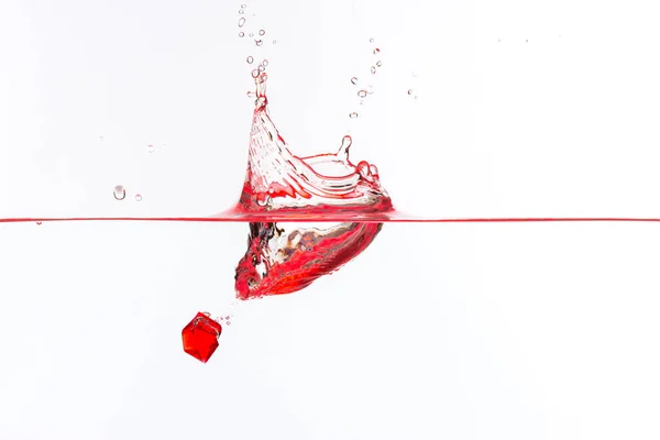 Güzel ve serin su sıçramalarına su içine düşmesini kırmızı tr — Stok fotoğraf