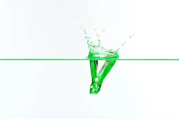 Güzel ve serin yeşil düşen su sıçramalarına — Stok fotoğraf