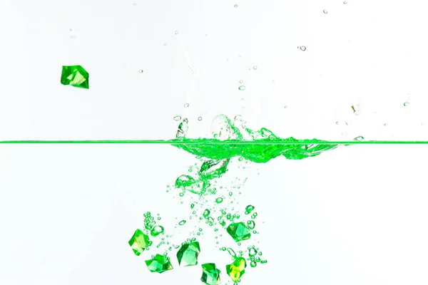 Güzel ve serin yeşil düşen su sıçramalarına — Stok fotoğraf