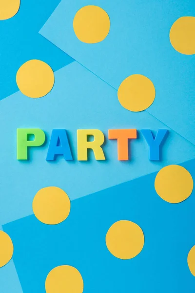 Надпись партии с пластиковыми буквами на синей спине — стоковое фото