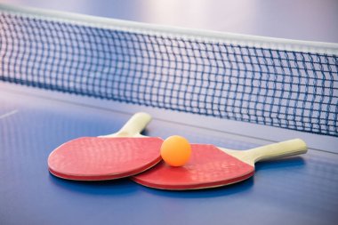 Portakal top Masa Tenisi ve kırmızı ve siyah co iki raketleri için