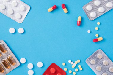 Farklı tabletler ve hap paketi ve onsuz bir b