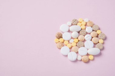 Farklı tabletler ve hap paketi ve onsuz bir p