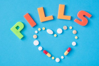 Farklı tabletler ve hap paketi ve onsuz bir b