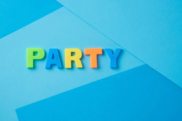 De inscriptie van de partij met kunststof letters op een blauwe rug — Stockfoto