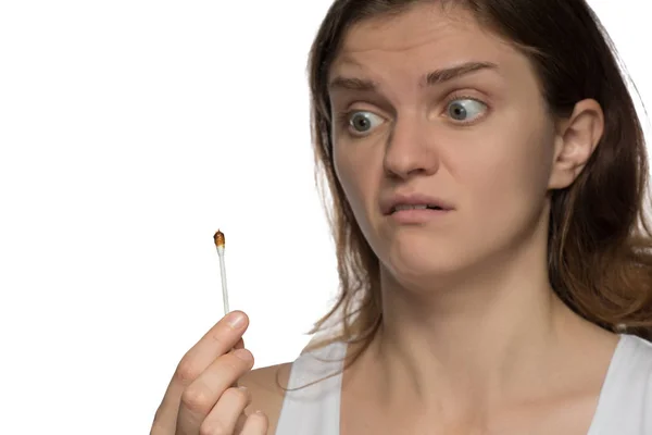 Genç güzel esmer kız temizler kulakları çubuklarla wi