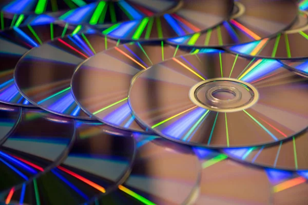 Muchos discos compactos musicales con un espectro de colores de arco iris como — Foto de Stock