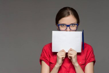 Elleri hukuk g hakkında düşünme içinde a defter ile güzel kız