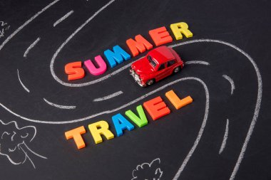 Oyuncak araba üzerinde yol ve yazıt plastik harfler yaz trave