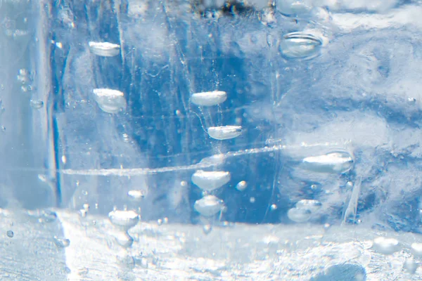虹 (株) と透明な冬の氷の美しい青いテクスチャ — ストック写真
