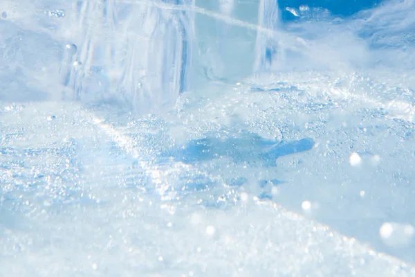 Belle texture bleue de glace d'hiver transparente avec arc-en-ciel co — Photo