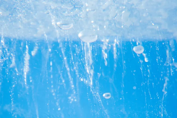 Belle texture bleue de glace d'hiver transparente avec arc-en-ciel co — Photo