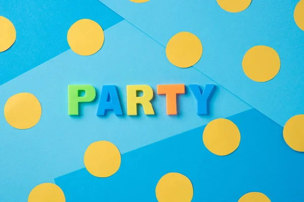 La inscripción de la fiesta con letras de plástico en un dorso azul — Foto de Stock