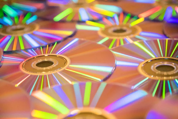 Vele muzikale CD's met een regenboog spectrum van kleuren als — Stockfoto