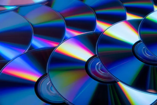 Muchos discos compactos musicales con un espectro de colores de arco iris como — Foto de Stock