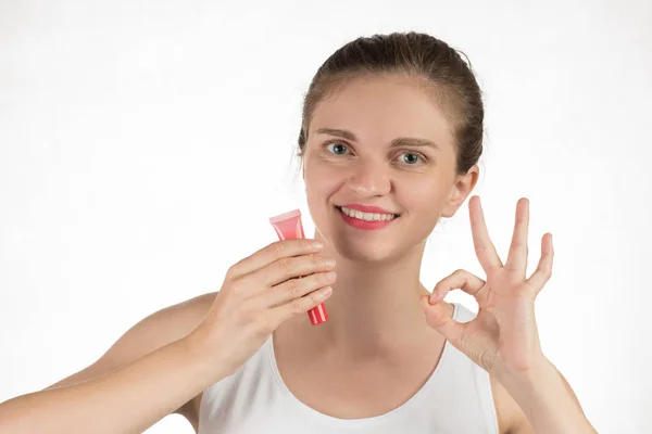Uma menina bonita aplica um batom vermelho líquido persistente — Fotografia de Stock