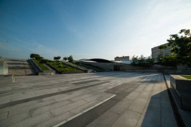 Sabah güneşi parkında ağaçlarıyla güzel kentsel sokak 