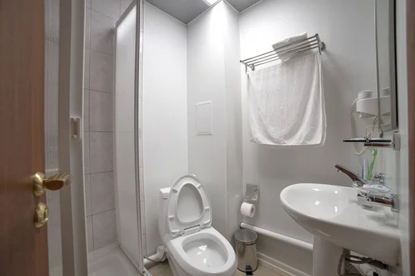 Zuhanyzó és WC a fürdőszobában, a szálloda — Stock Fotó