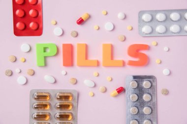 Farklı tabletler ve hap paketi ve onsuz bir pi