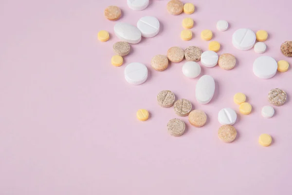 Compresse e pillole diverse nella confezione e senza di essa su un pi greco — Foto Stock