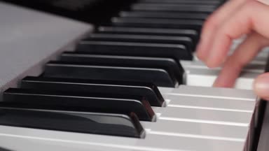 Beyaz ve siyah piyano tuşlarını veya bir synthesizer güzel ince parmaklar bir melodi Çal