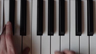 Beyaz ve siyah piyano tuşlarını veya bir synthesizer güzel ince parmaklar bir melodi Çal