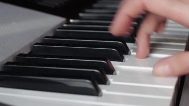 Beyaz ve siyah piyano tuşlarını veya bir synthesizer güzel ince parmaklar bir melodi Çal