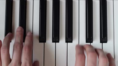 Beyaz ve siyah piyano tuşlarını veya bir synthesizer güzel ince parmaklar bir melodi Çal