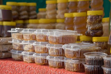 Kavanoz üstünde belgili tanımlık sayaç sokak işareti lezzetli altın bal